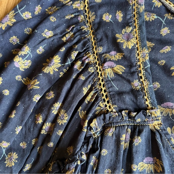 Free People Navy floral boho top. Size XS - fits like a s/m - Picture 4 of 7